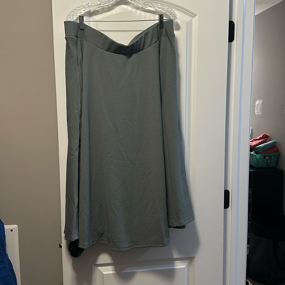 White Mark (kohls) flared midi skirt with pockets